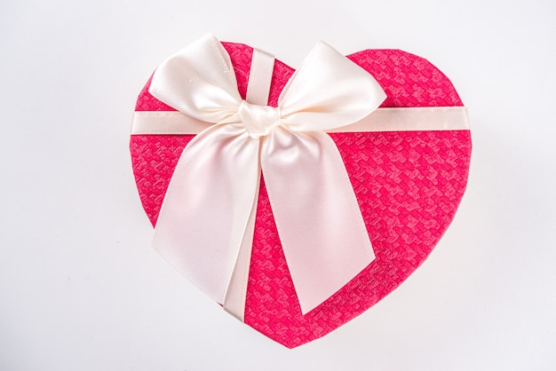 Photo valentine day heart shaped gift box with red ribbon bow