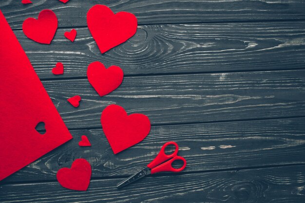 Photo valentines day, red hearts on wooden background