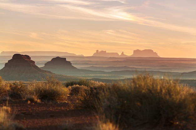 Photo valley of the gods rock formation with monument valley at sunrise