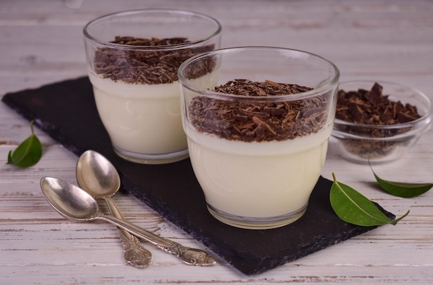 Vanilla mousse in glasses with chocolate chips.