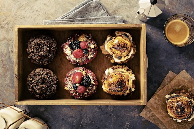 Photo variety of donuts in a wooden box