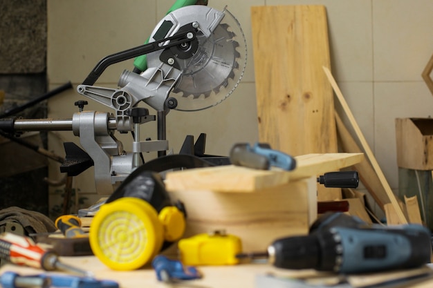 Photo various carpenter tools on workshop table