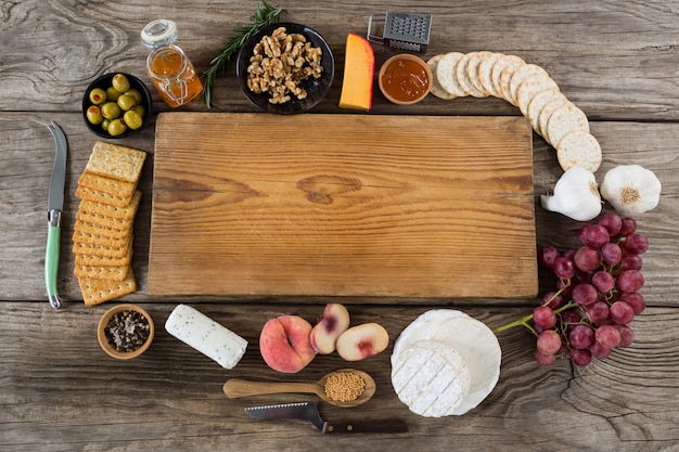 Photo various food items and chopping board