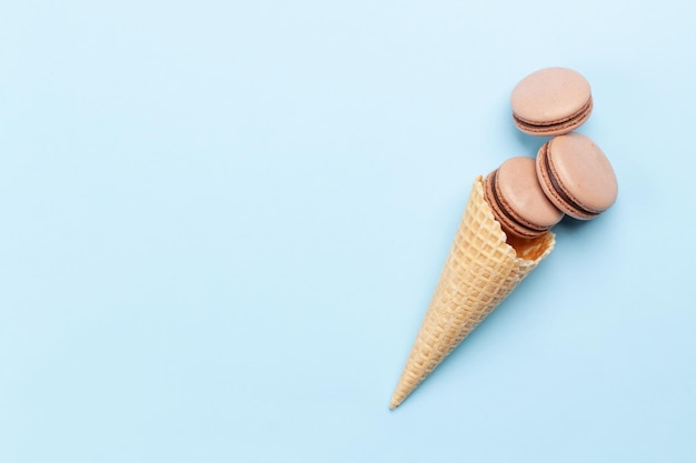 Photo various macaroon cookies in ice cream cones