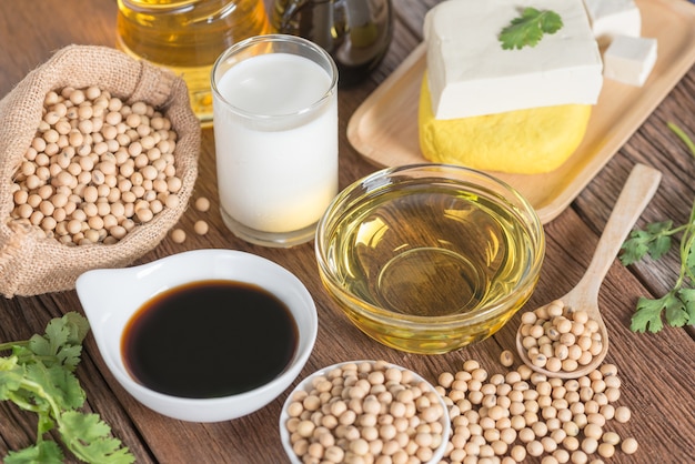 Photo various soy products with soy sauce, tofu, oil, soy bean and soy milk.