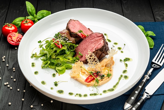 Veal medallion with salad and hummus hummus