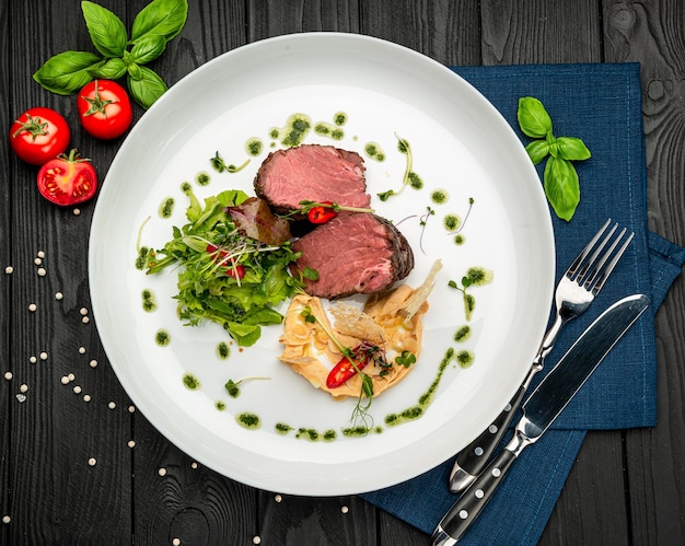 Veal medallion with salad and hummus hummus