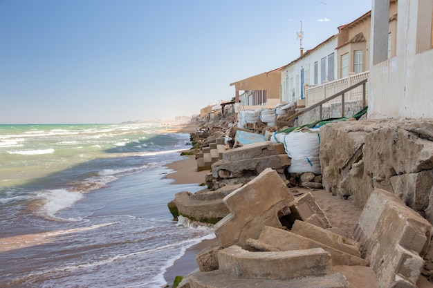 Vega Baja del Segura Guardamar casas golpeadas por el mar en la playa Babilonia