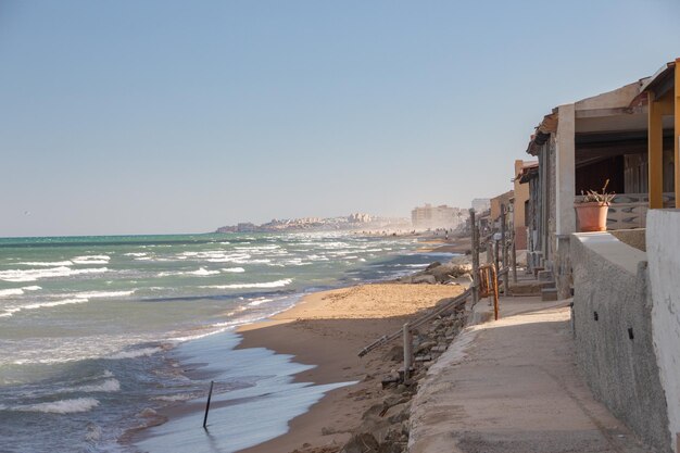 Vega Baja del Segura Guardamar casas golpeadas por el mar en la playa Babilonia