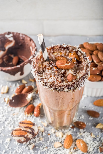 Vegan almond & coconut chocolate smoothie