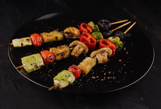 Photo vegan kebabs of vegetables on a skewer