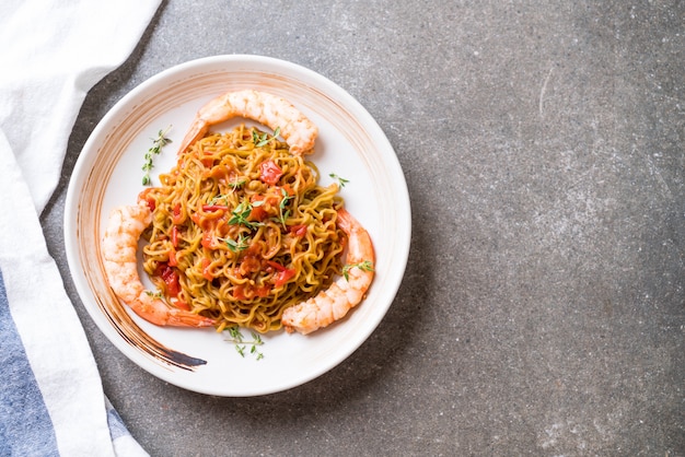 vegetable noodle with tomatoes sauce and shrimps