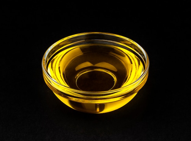 Photo vegetable oil in bowl on black