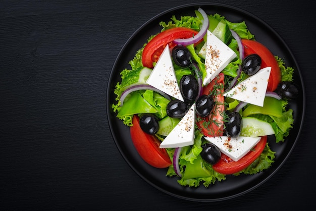 Photo vegetable salad with fresh cucumber tomato olive onion lettuce and feta cheese healthy food top view copy space