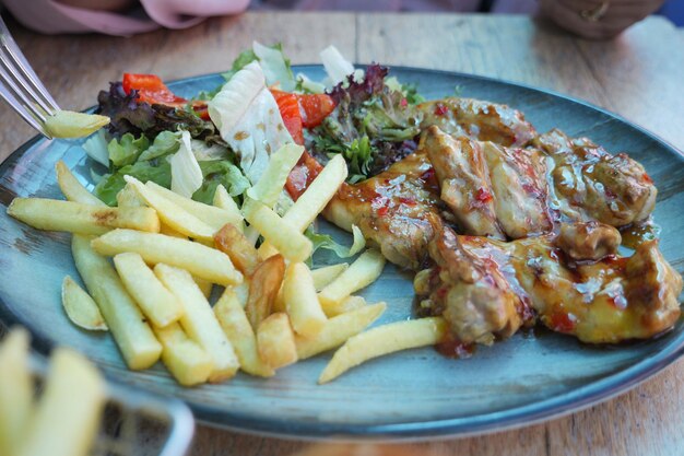 Vegetable salad with grilled chicken