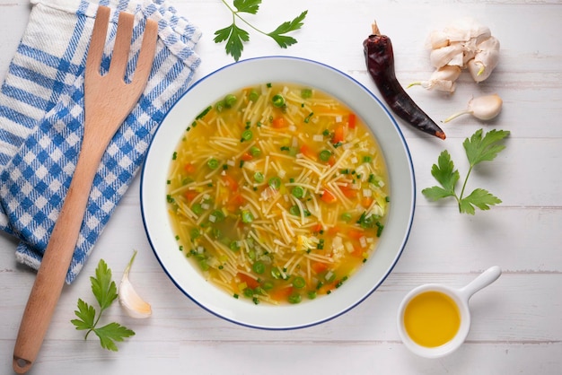 Photo vegetable soup with green beans and red pepper top view table with decoration