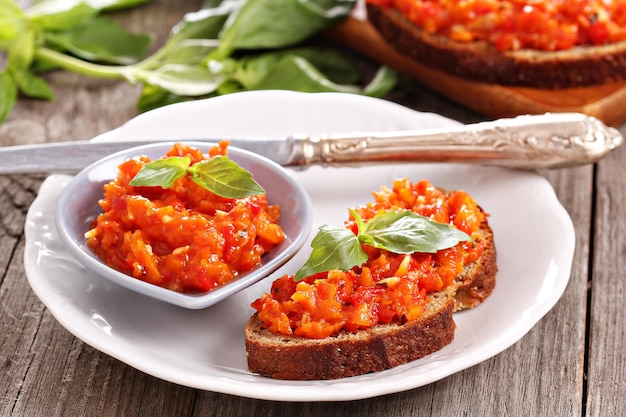 Vegetable topping with bread