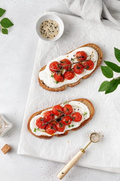 Vegetarian sandwiches with whole grain bread Toast sandwiches with ricotta cheese and baked tomatoes