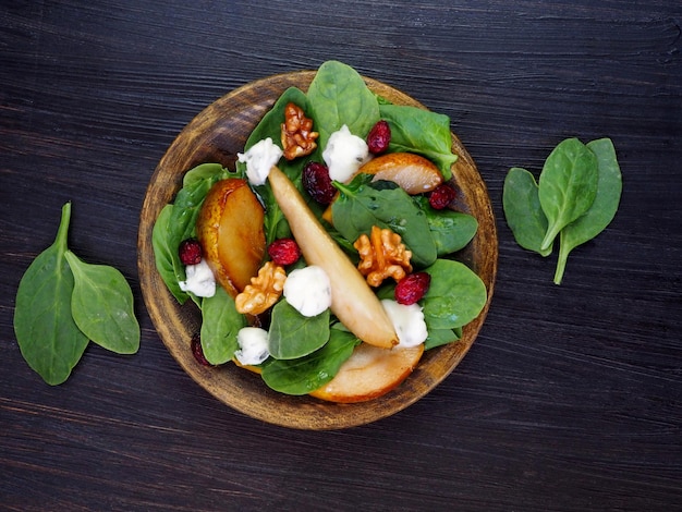 Vegetarian spinach and pear salad