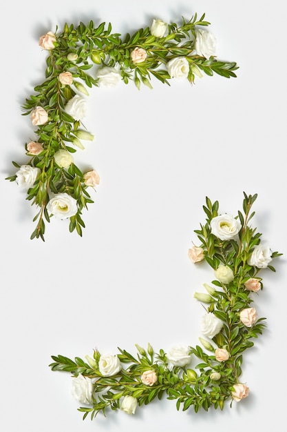 Vertical corner frame from evergreen boxwood twigs and roses