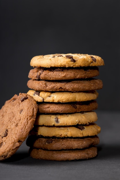 Photo vertical shot of delicious chocolate chip cookies galletas