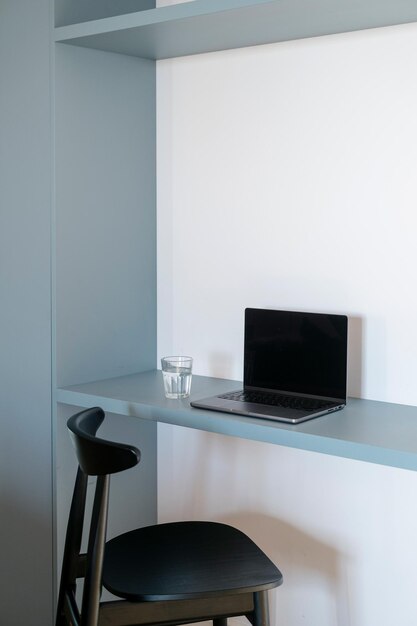 Photo vertical shot of minimalist interior at home office with desk and modern computer