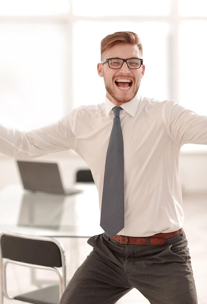 Photo very happy businessman on office backgroundphoto with copy space