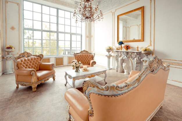 Photo very rich interior of the apartment with golden decorations on the walls in the baroque style and luxury furniture with gold paint.