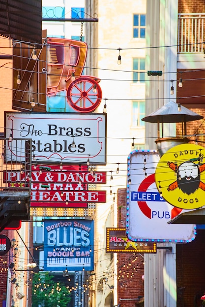 Photo vibrant neon nightlife in printers alley with eyelevel perspective