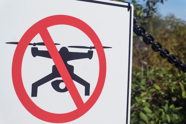 Photo victoria canada spetember 26th 2018 no drone zone sign attached to a fence in an urban city centre