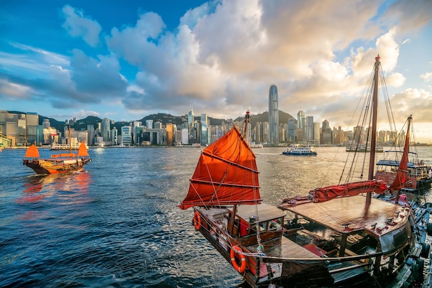 Photo victoria harbour and hong kong skyline with vintage ship in china