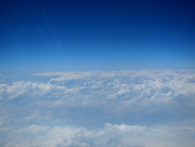 Viele kleine weisse wolken am blauen himmel