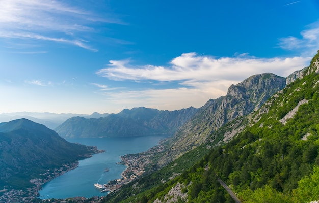 Photo a view of the ancient city of kotor and the boka kotorska bay from the top of the mountain.