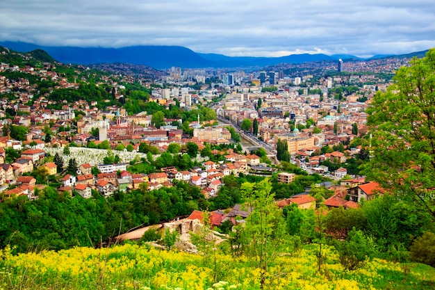 Photo view of the architecture and embankment of the milyacki river in the historical center of sarajevo