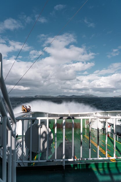 Photo view of boats in sea against cloudy sky