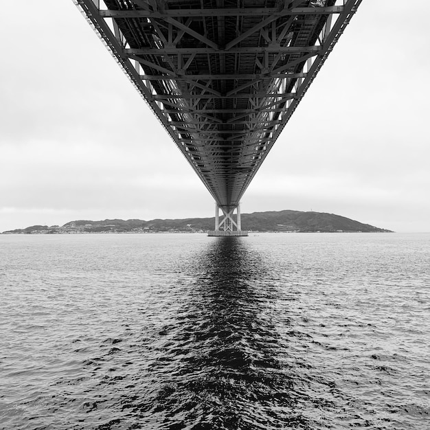 Photo view of bridge over sea