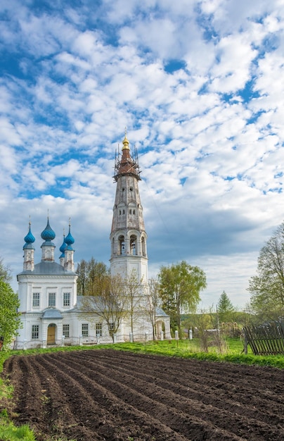 Photo view of building against cloudy sky