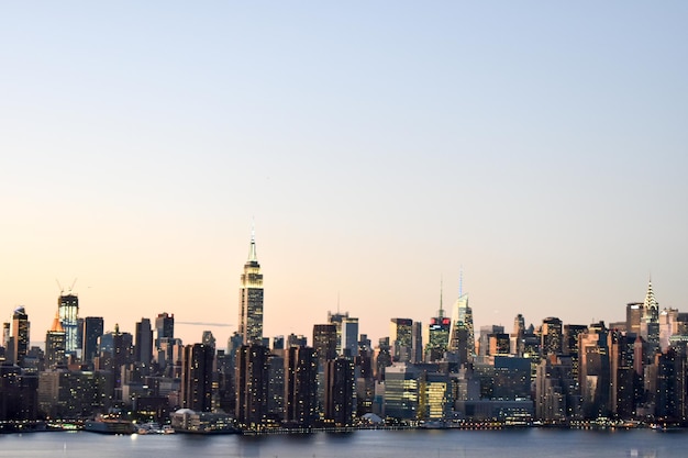 Photo view of buildings in city against clear sky