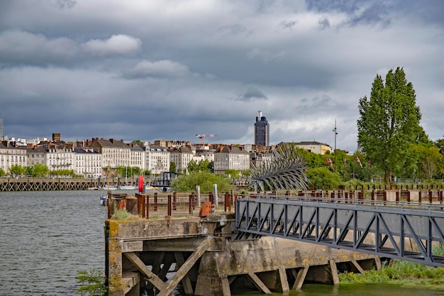 Photo view of buildings in city against cloudy sky