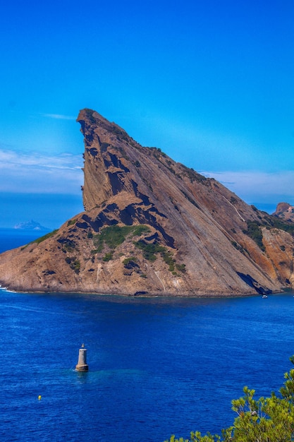 Photo view of calm blue sea and rock formation