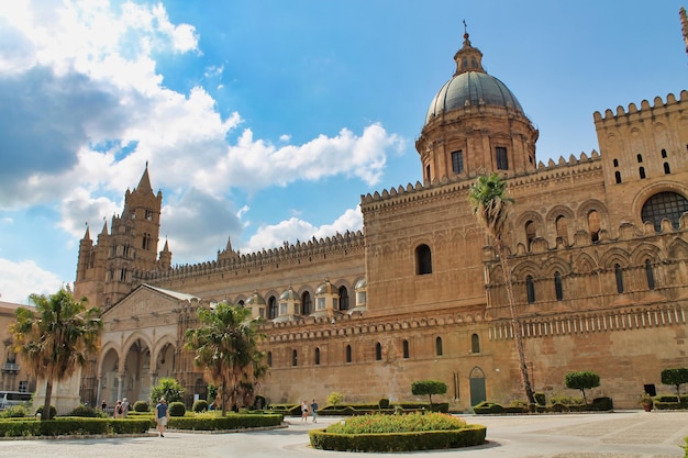 Photo view of cathedral in palermo i a beautiful sunny day