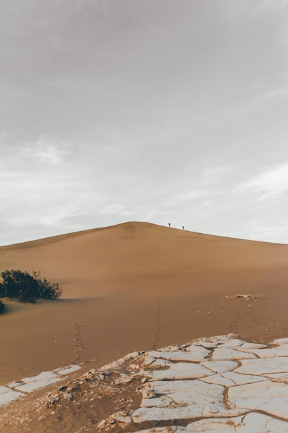 Photo view of desert against cloudy sky