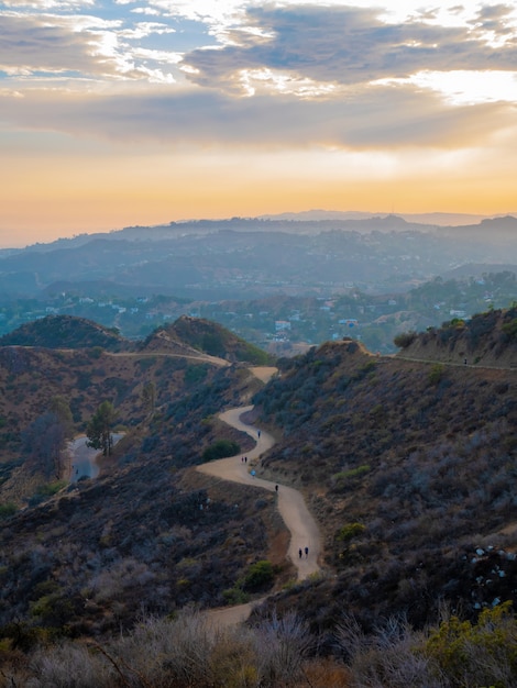 Photo view of a dirt track for hiking in the hills of hollywood.