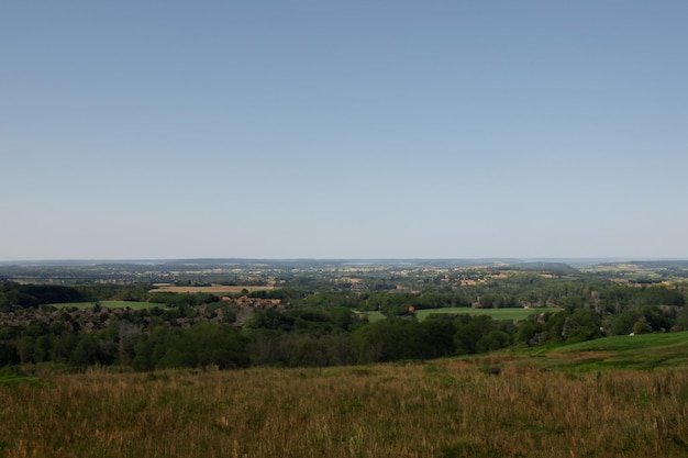 Photo a view of a field with a view of the countryside and a field with a view of the countryside