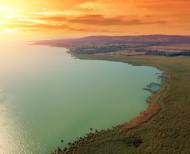 Photo view from above of tihany peninsula and balaton lake during sunset