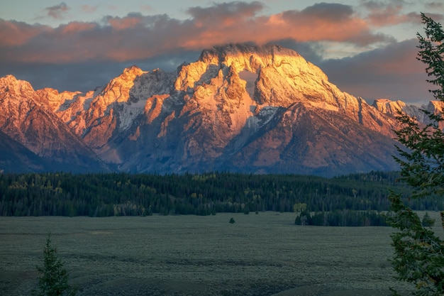 Photo view of the grand teton mountain range from the snake river overlook