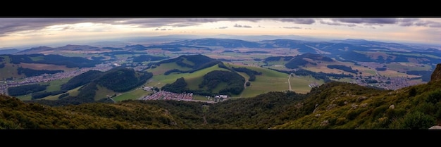 Photo a view of a green valley with a large building in the distance