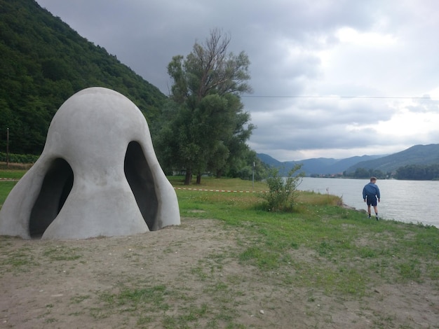 Photo view of landscape against cloudy sky