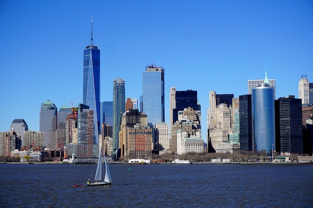 View of Manhattan, New York (USA), from the sea. A sailing boat appears in the foreground