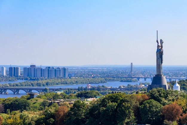 Photo view of motherland monument and the dnieper river in kiev ukraine kiev cityscape